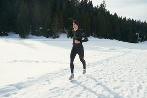 jogging sur la neige en forêt photo