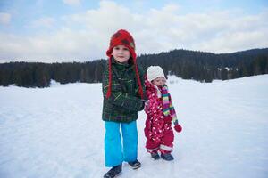 des gamins en marchant sur neige photo