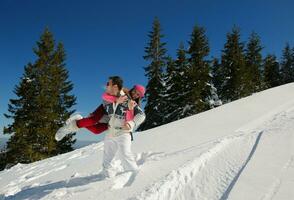 jeune couple en vacances d'hiver photo