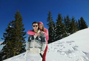 jeune couple, dans, hiver, neige, scène photo