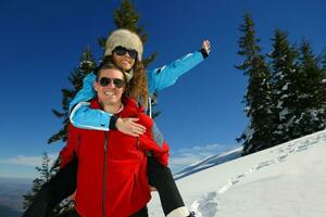 jeune couple en vacances d'hiver photo