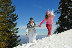 jeune couple en vacances d'hiver photo