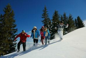 plaisirs d'hiver avec un groupe de jeunes photo