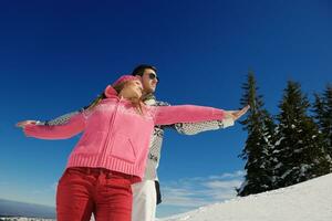 jeune couple, dans, hiver, neige, scène photo