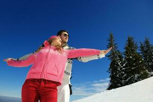 jeune couple en vacances d'hiver photo