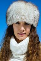 femme heureuse en hiver photo