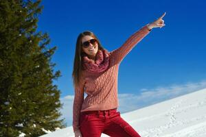 femme heureuse en hiver photo