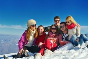 plaisirs d'hiver avec un groupe de jeunes photo