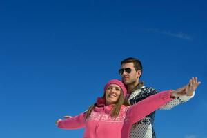 jeune couple, dans, hiver, neige, scène photo