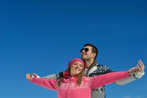 jeune couple, dans, hiver, neige, scène photo