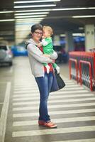 mère avec bébé dans les magasins photo