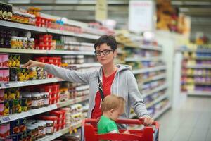 mère avec bébé dans les magasins photo