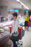 femme au supermarché photo