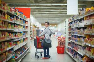 femme au supermarché photo