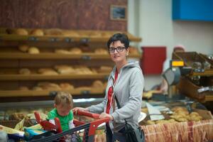 mère avec bébé dans les magasins photo