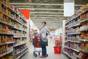 femme au supermarché photo