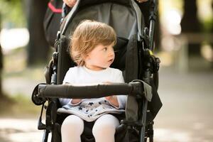 petite fille assise dans le landau photo