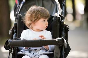 petite fille assise dans le landau photo