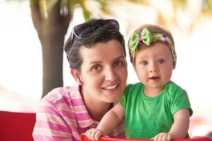 portrait de jeune mère heureuse et bébé photo