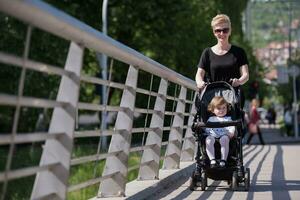 mère a poussé sa petite fille dans une poussette photo