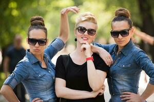 portrait de trois belles jeunes femmes avec des lunettes de soleil photo