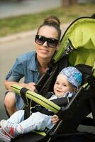 mère et bébé dans le parc photo