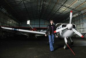 jeune femme avec avion privé photo