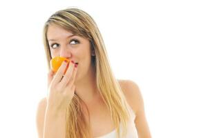 femme portrait avec Orange isolé sur blanc photo