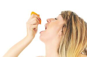 femme portrait avec Orange isolé sur blanc photo