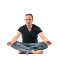 jeune homme en position du lotus faisant du yoga photo