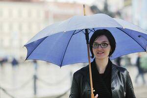 femme dans la rue avec parapluie photo