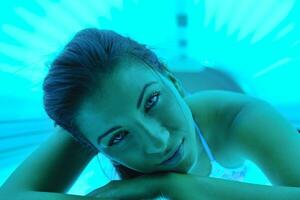 belle jeune femme bronzant au solarium photo