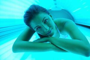 belle jeune femme bronzant au solarium photo