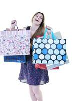 Happy young adult women shopping avec des sacs colorés photo