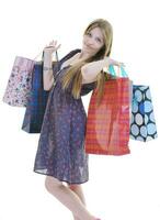 Happy young adult women shopping avec des sacs colorés photo