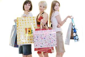 Happy young adult women shopping avec des sacs colorés photo