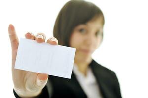 jeune femme d'affaires affichant une carte de visite vide photo