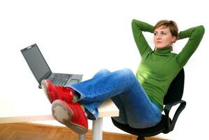 décontractée fille relaxant à le Bureau photo