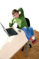 décontractée fille relaxant à le Bureau photo