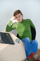 décontractée fille relaxant à le Bureau photo