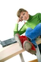 décontractée fille relaxant à le Bureau photo