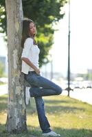 jeune femme s'amuser dans la rue photo