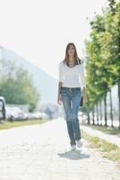 jeune femme s'amuser dans la rue photo