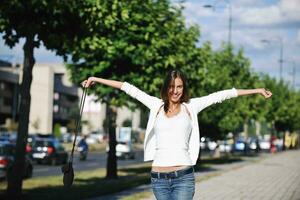 jeune femme s'amuser dans la rue photo