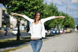 jeune femme s'amuser dans la rue photo