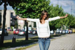 jeune femme s'amuser dans la rue photo