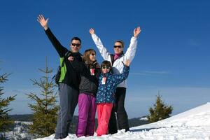 portrait de jeune famille heureuse en hiver photo