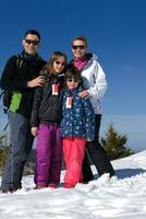 portrait de jeune famille heureuse en hiver photo