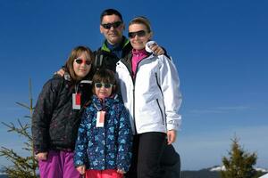 portrait de jeune famille heureuse en hiver photo