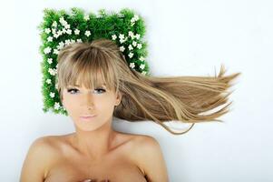 femme visage sur herbe photo